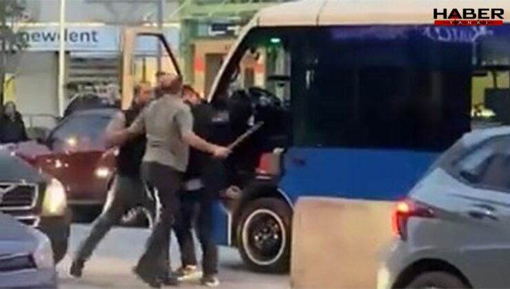 Trafikte sopalı kavga anbean kamerada