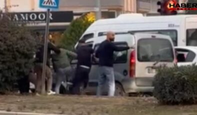 Trafikte tartışıp araçtan indirdiler! 5 kişi birden dövdü, sosyal medya bu görüntülerle çalkalandı