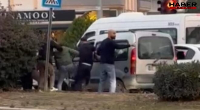 Trafikte tartışıp araçtan indirdiler! 5 kişi birden dövdü, sosyal medya bu görüntülerle çalkalandı