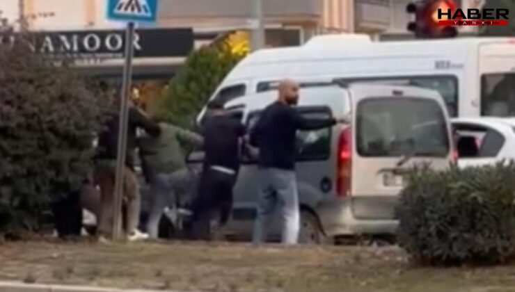 Trafikte tartışıp araçtan indirdiler! 5 kişi birden dövdü, sosyal medya bu görüntülerle çalkalandı