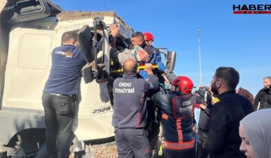 Ünye’de kamyon TIR’a çarptı: Sürücü itfaiye tarafından kurtarıldı