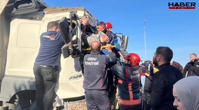 Ünye’de kamyon TIR’a çarptı: Sürücü itfaiye tarafından kurtarıldı