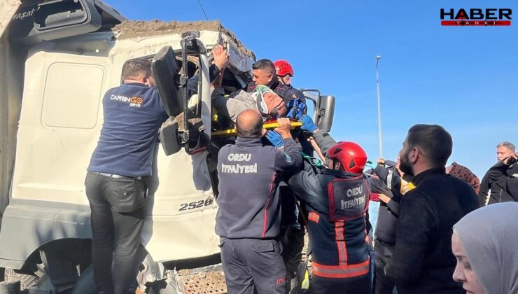 Ünye’de kamyon TIR’a çarptı: Sürücü itfaiye tarafından kurtarıldı