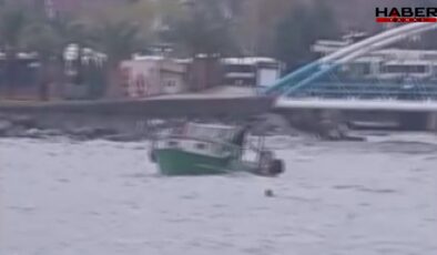 Zonguldak'ta hareketli dakikalar: Sürüklenen tekne köprüye çarptı