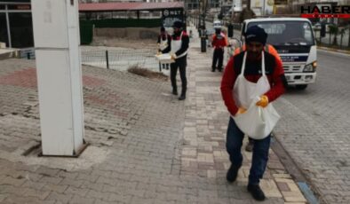 AKP’li belediyeden sıra dışı önlem: Kaldırımlar elle tuzlandı