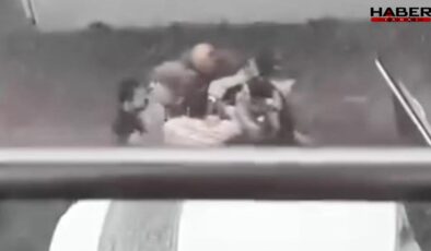 Anneden insanlık dersi: Trafikteki kavgayı kucağındaki çocukla ayırdı