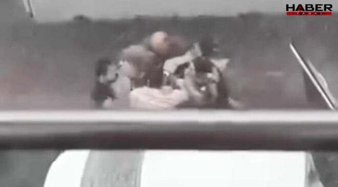 Anneden insanlık dersi: Trafikteki kavgayı kucağındaki çocukla ayırdı