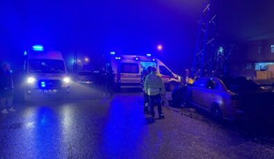 Arnavutköy’de otomobil direğe çarptı: 5 yaralı