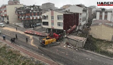 Başakşehir’de kontrolden çıkan vinç yüklü tır binaya çarptı: 30 kişi tahliye edildi