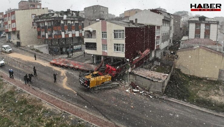 Başakşehir’de kontrolden çıkan vinç yüklü tır binaya çarptı: 30 kişi tahliye edildi