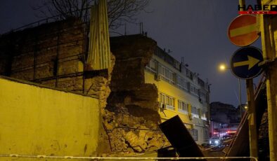 Beyoğlu'nda tarihi bina çöktü
