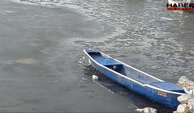 Beyşehir Gölü buz tuttu, tekneler hareket edemedi