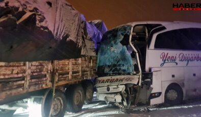 Bingöl’de yolcu otobüsü ile TIR çarpıştı: 3 yaralı