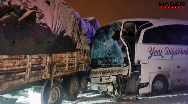 Bingöl’de yolcu otobüsü ile TIR çarpıştı: 3 yaralı