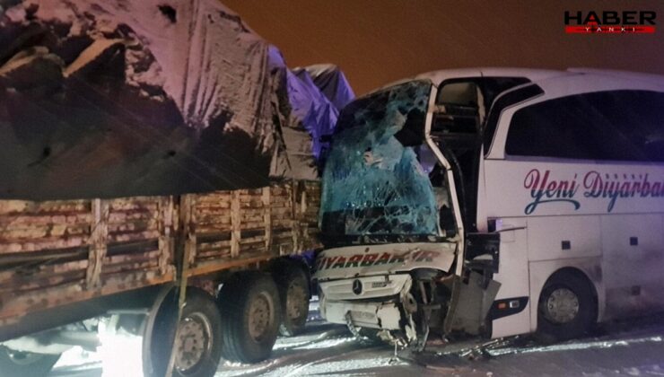 Bingöl’de yolcu otobüsü ile TIR çarpıştı: 3 yaralı