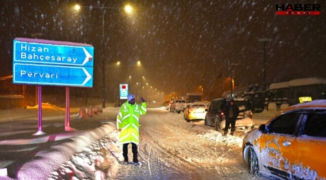Bitlis’te faciaya ramak kala: Yakıt tankerinin üzerine çığ düştü