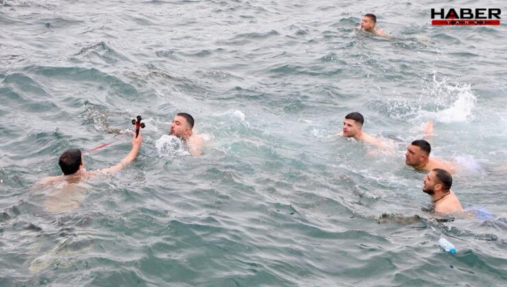 Bursa'da denizden haç çıkarma töreni düzenlendi
