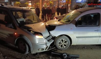 Bursa'da hafif ticari araçlar çarpıştı: 3 yaralı