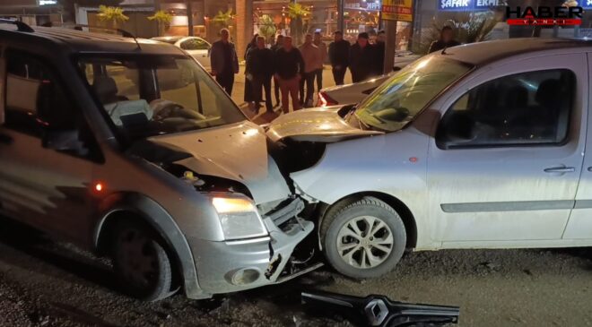 Bursa'da hafif ticari araçlar çarpıştı: 3 yaralı