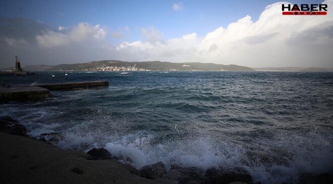 Çanakkale Boğazı’nda fırtına nedeniyle gemi geçişleri durduruldu