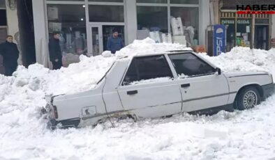 Çatıdan düşen kar otomobili ezdi