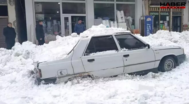 Çatıdan düşen kar otomobili ezdi