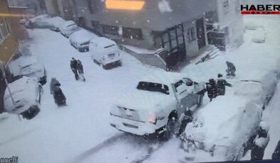 Kağıthane'de faciaya ramak kaldı! Yokuştan kayan kamyonet çocuklara çarptı