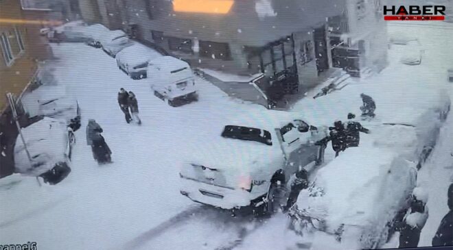 Kağıthane'de faciaya ramak kaldı! Yokuştan kayan kamyonet çocuklara çarptı