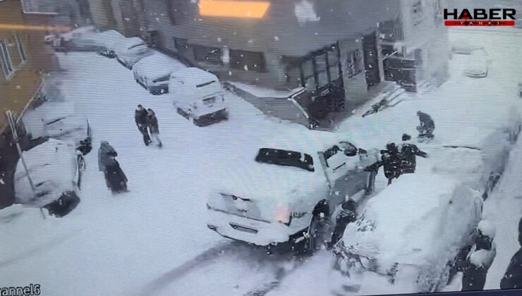 Kağıthane'de faciaya ramak kaldı! Yokuştan kayan kamyonet çocuklara çarptı
