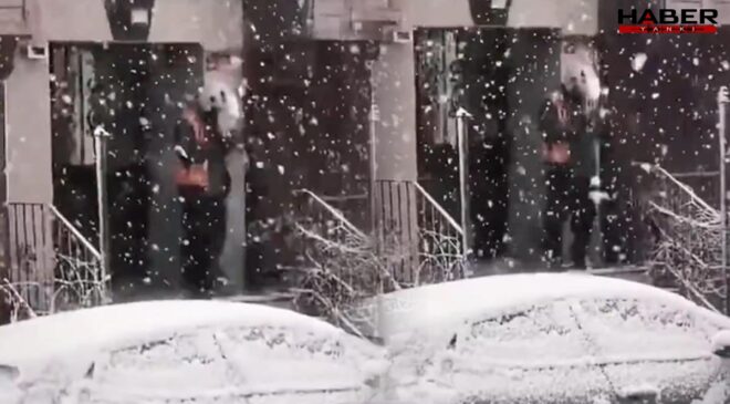 Kar altında kuryenin getirdiği sipariş olay oldu! Sosyal medyada tepki yağdı