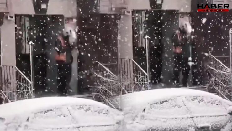 Kar altında kuryenin getirdiği sipariş olay oldu! Sosyal medyada tepki yağdı