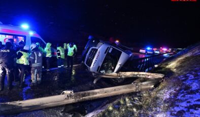 Kuzey Çevre Otoyolu'nda servis minibüsü devrildi, 11 kişi yaralandı