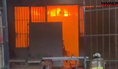 Manisa’da marangoz atölyesi alev alev yandı