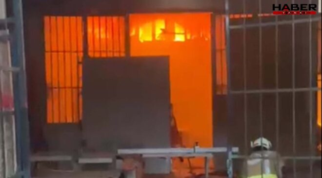 Manisa’da marangoz atölyesi alev alev yandı