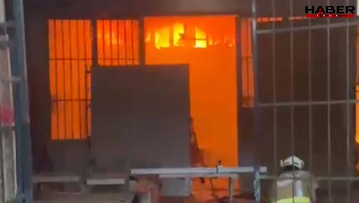 Manisa’da marangoz atölyesi alev alev yandı