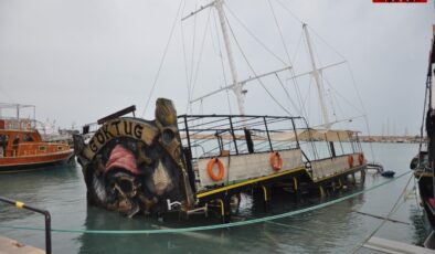 Mersin'de fırtına: Dev tur teknesi battı, balıklar kıyıya vurdu