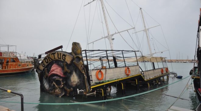 Mersin'de fırtına: Dev tur teknesi battı, balıklar kıyıya vurdu