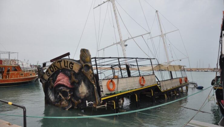 Mersin'de fırtına: Dev tur teknesi battı, balıklar kıyıya vurdu