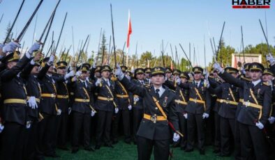 'Mustafa Kemal'in askerleriyiz' diyen bir teğmenin cezası daha mahkemeden döndü