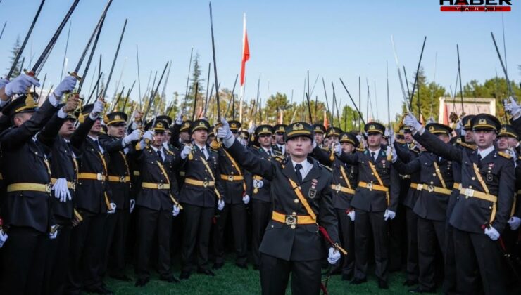 'Mustafa Kemal'in askerleriyiz' diyen bir teğmenin cezası daha mahkemeden döndü