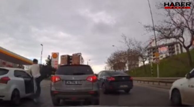 Yol verme kavgasında araca defalarca tekme attı