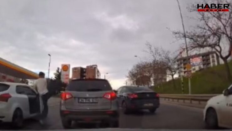 Yol verme kavgasında araca defalarca tekme attı